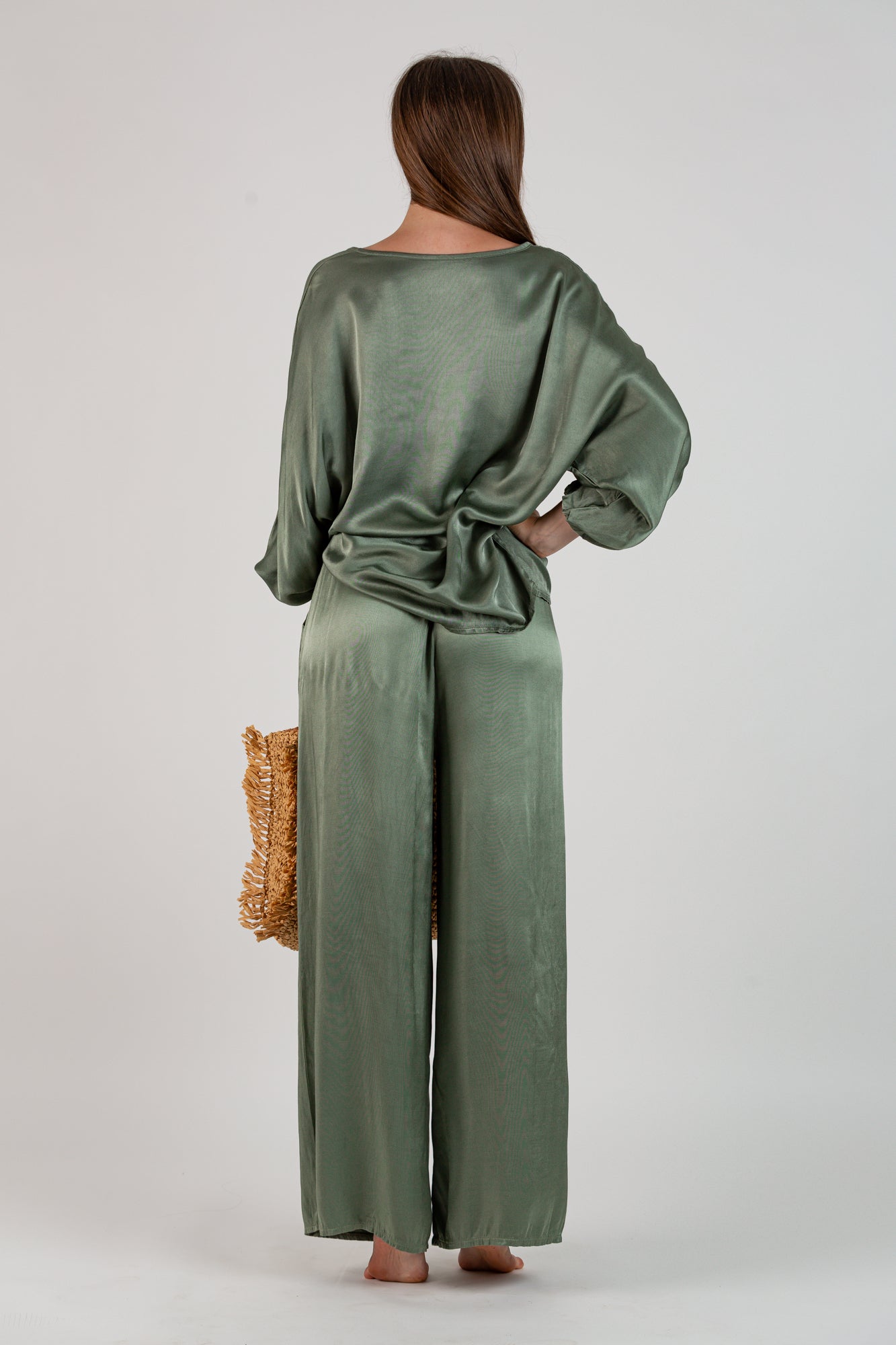 Conjunto blusa y pantalón fluido verde satén